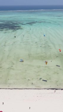 Zanzibar, Tanzanya - okyanus kıyısında dikey video uçurtmaları, yavaş çekim