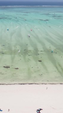 Zanzibar, Tanzanya - okyanus kıyısında dikey video uçurtmaları, yavaş çekim