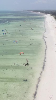 Zanzibar, Tanzanya - okyanus kıyısında dikey video uçurtmaları, yavaş çekim