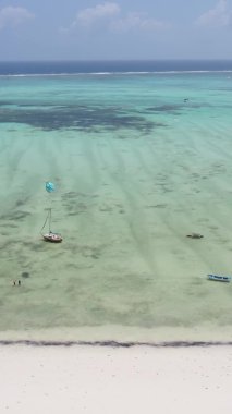 Zanzibar, Tanzanya - okyanus kıyısında dikey video uçurtmaları, yavaş çekim