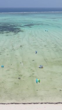 Zanzibar, Tanzanya - okyanus kıyısında dikey video uçurtmaları, yavaş çekim