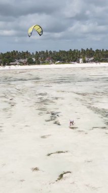 Zanzibar, Tanzanya - okyanus kıyısında dikey video uçurtmaları, yavaş çekim