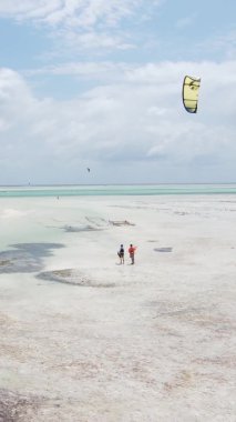 Zanzibar, Tanzanya - okyanus kıyısında dikey video uçurtmaları, yavaş çekim
