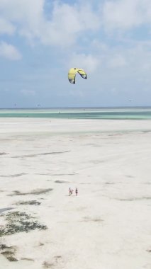 Zanzibar, Tanzanya - okyanus kıyısında dikey video uçurtmaları, yavaş çekim