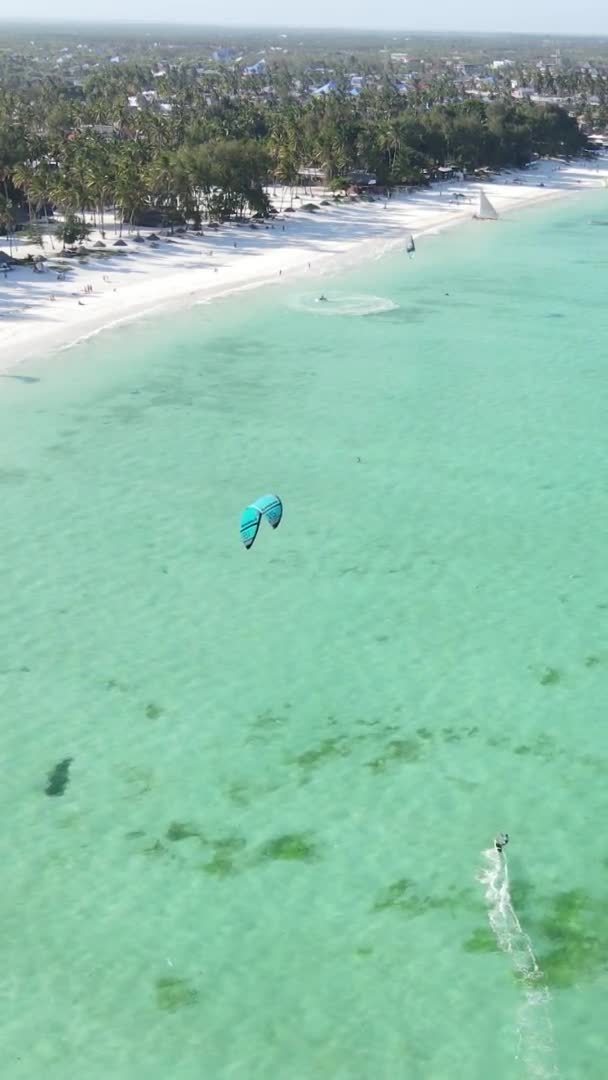 タンザニアのザンジバル 海の岸近くの垂直ビデオカイトサーフィン スローモーション — ストック動画