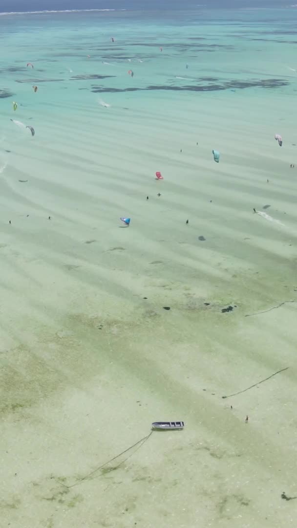 Zanzibar Tanzania Verticale Video Kitesurfen Buurt Van Kust Van Oceaan — Stockvideo