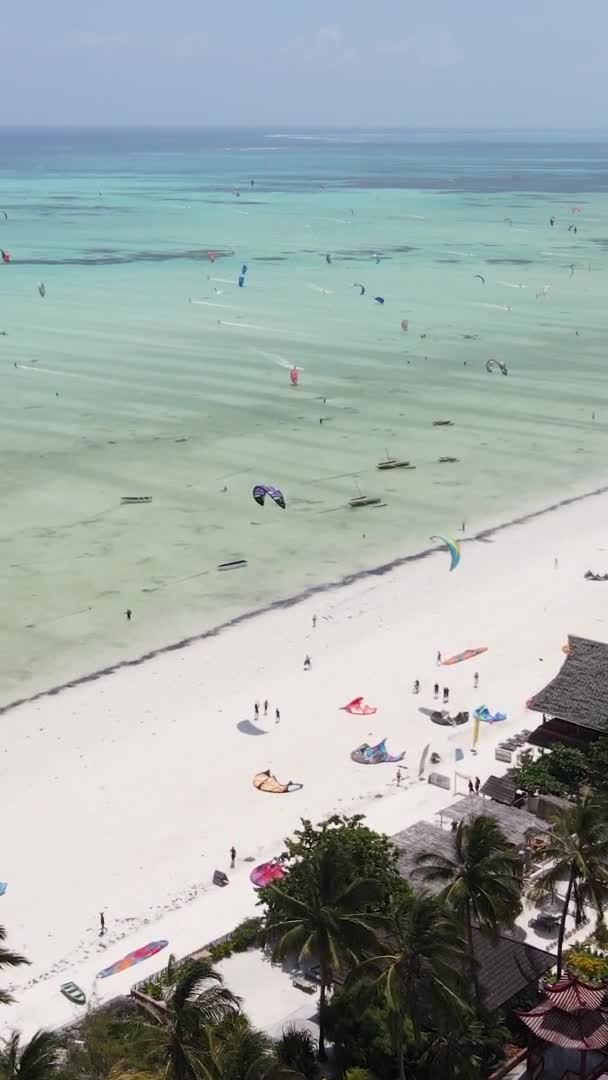 Zanzibar Tanzânia Vídeo Kitesurf Vertical Perto Costa Oceano Câmera Lenta — Vídeo de Stock