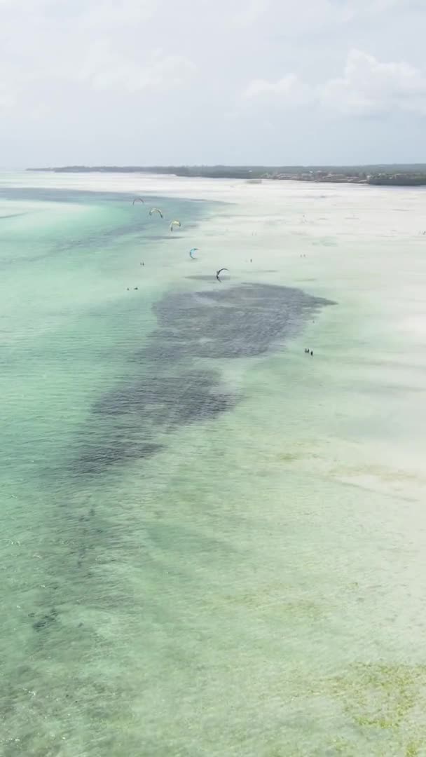 タンザニアのザンジバル 海の岸近くの垂直ビデオカイトサーフィン スローモーション — ストック動画