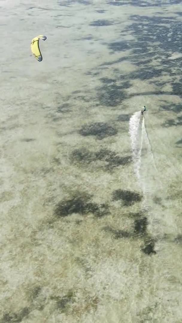 桑给巴尔 坦桑尼亚 海洋海岸附近的垂直视频风筝冲浪 慢动作 — 图库视频影像