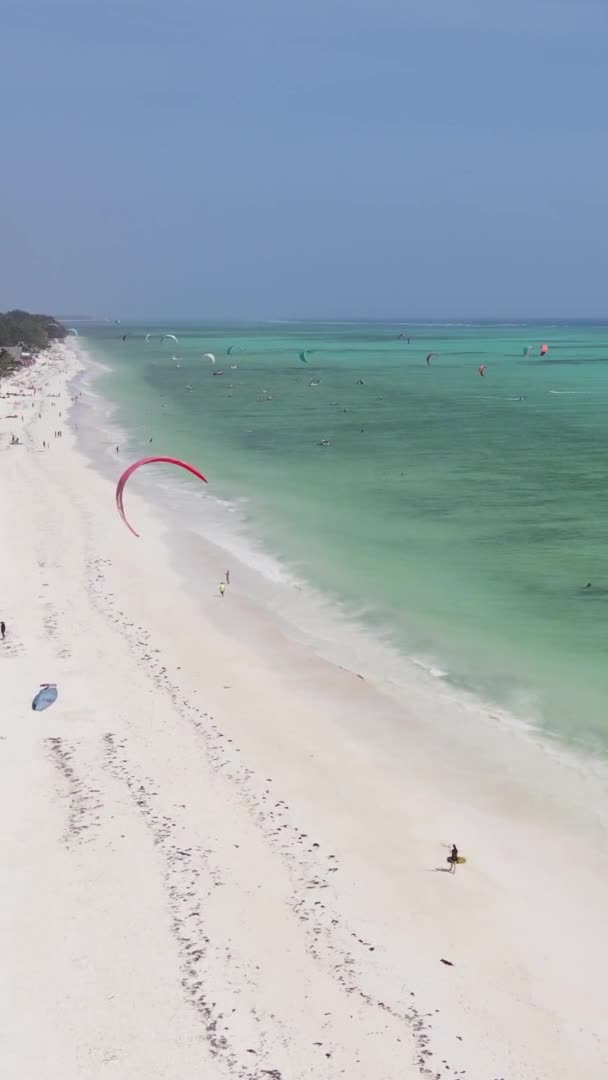 Zanzibar Τανζανία Κατακόρυφα Βίντεο Kitesurfing Κοντά Στην Ακτή Του Ωκεανού — Αρχείο Βίντεο