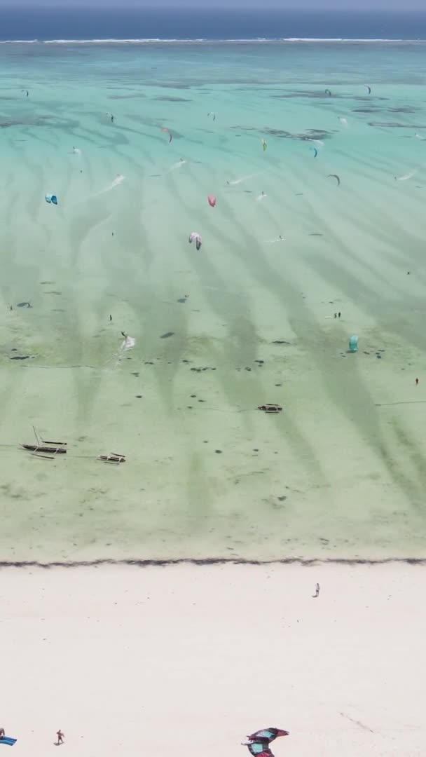 Zanzibar Tanzânia Vídeo Kitesurf Vertical Perto Costa Oceano Câmera Lenta — Vídeo de Stock