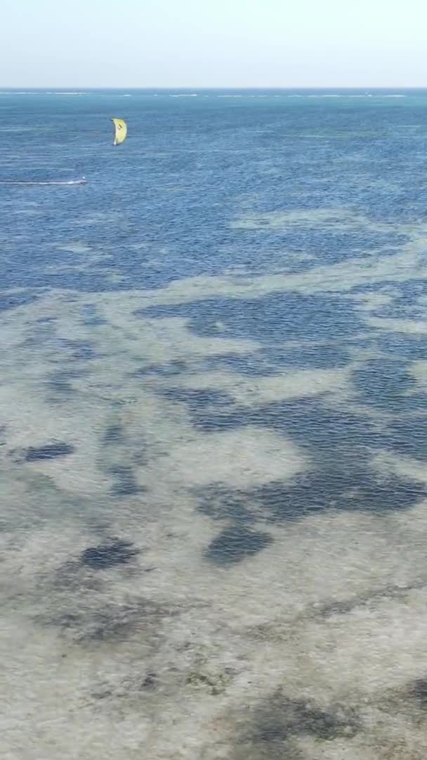 Занзибар Танзания Вертикальное Видео Кайтсерфинга Берега Океана Замедленная Съемка — стоковое видео