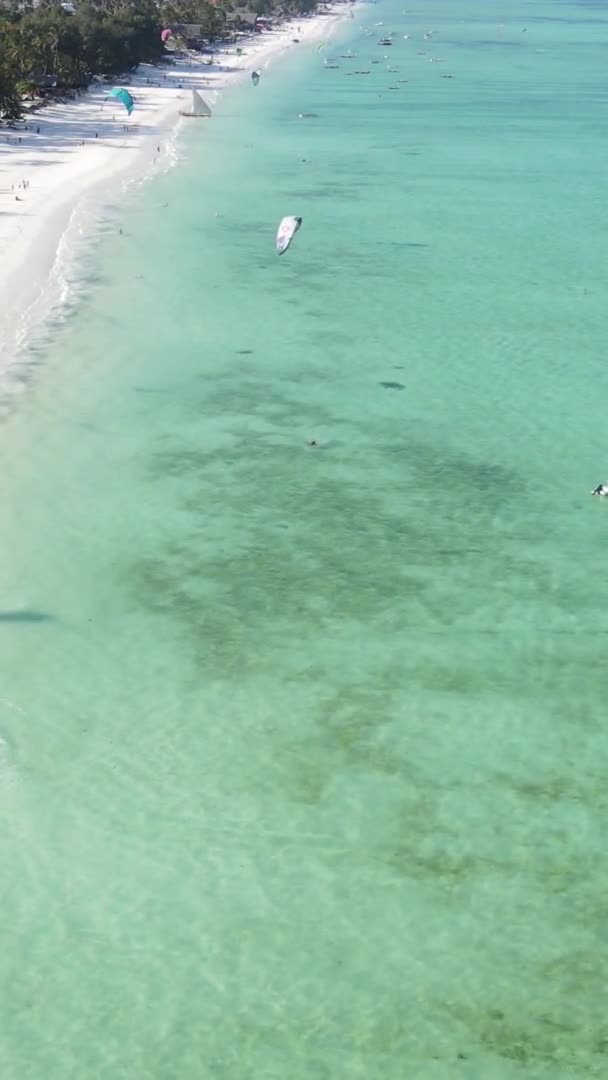 Zanzibar Tanzânia Vídeo Kitesurf Vertical Perto Costa Oceano Câmera Lenta — Vídeo de Stock