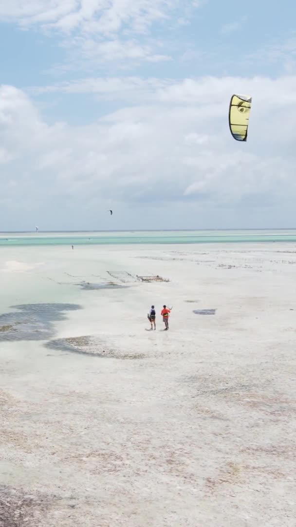 Zanzibar Tanzanie Vertikální Video Kitesurfing Břehu Oceánu Zpomalení — Stock video