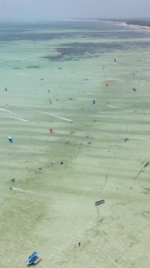 Zanzibar, Tanzanya - okyanus kıyısında dikey video uçurtmaları, yavaş çekim