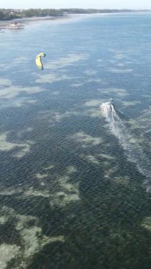 Zanzibar, Tanzanya - okyanus kıyısında dikey video uçurtmaları, yavaş çekim