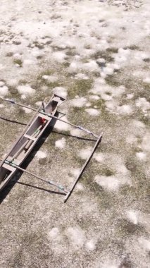 Zanzibar, Tanzanya - kıyıya yakın okyanusta alçak gelgitin dikey videosu, yavaş çekim