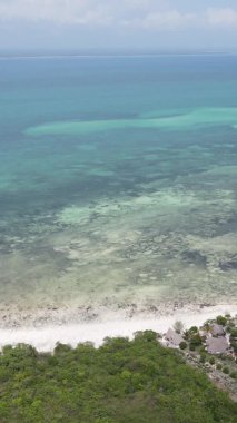 Zanzibar, Tanzanya - kıyıya yakın okyanusta alçak gelgitin dikey videosu, yavaş çekim