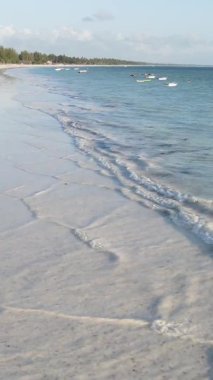 Zanzibar, Tanzanya - kıyıya yakın okyanusta alçak gelgitin dikey videosu, yavaş çekim