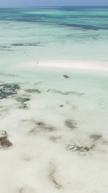 Zanzibar, Tanzanya - kıyıya yakın okyanusta alçak gelgitin dikey videosu, yavaş çekim