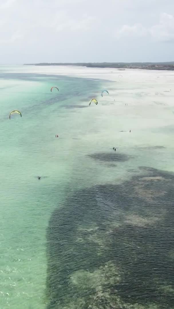 Zanzibar Tanzania Kitesurfing Video Vertical Lângă Țărmul Oceanului Mișcare Lentă — Videoclip de stoc