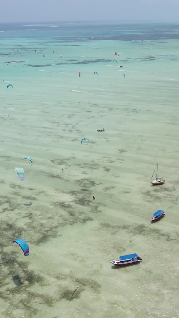 Zanzibar Τανζανία Κατακόρυφα Βίντεο Kitesurfing Κοντά Στην Ακτή Του Ωκεανού — Αρχείο Βίντεο
