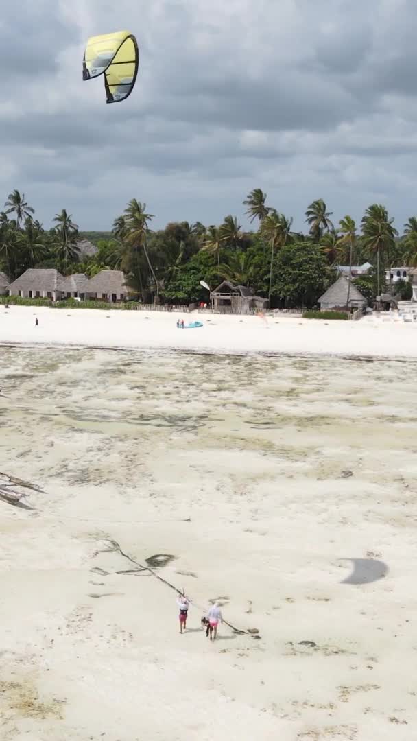 Zanzibár Tanzánia Függőleges Videó Kitesurfing Óceán Partjainál Lassított Felvétel — Stock videók