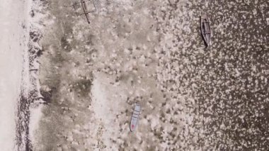 Zanzibar, Tanzanya - kıyıya yakın okyanusta alçak gelgitin dikey videosu, yavaş çekim