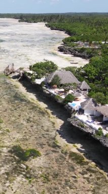 Zanzibar, Tanzanya - kıyıya yakın okyanusta alçak gelgitin dikey videosu, yavaş çekim