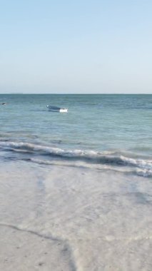 Zanzibar, Tanzanya - kıyıya yakın okyanusta alçak gelgitin dikey videosu, yavaş çekim