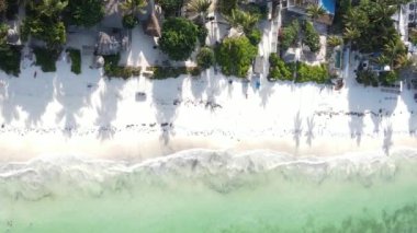 Zanzibar, Tanzanya - kıyıya yakın okyanusun dikey videosu, yavaş çekim
