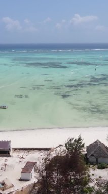 Zanzibar, Tanzanya - kıyıya yakın okyanusun dikey videosu, yavaş çekim