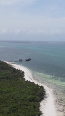 Zanzibar, Tanzanya - kıyıya yakın okyanusun dikey videosu, yavaş çekim