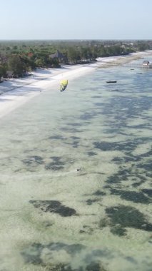 Zanzibar, Tanzanya - kıyıya yakın okyanusun dikey videosu, yavaş çekim