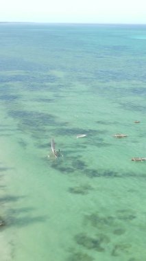 Zanzibar, Tanzanya - kıyıya yakın okyanusun dikey videosu, yavaş çekim