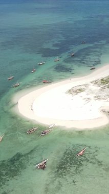 Zanzibar, Tanzanya - kıyıya yakın okyanusun dikey videosu, yavaş çekim