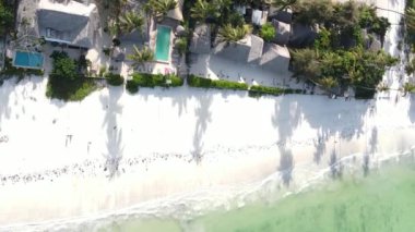 Zanzibar, Tanzanya - kıyıya yakın okyanusun dikey videosu, yavaş çekim