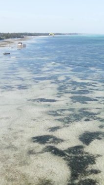 Zanzibar, Tanzanya - kıyıya yakın okyanusun dikey videosu, yavaş çekim