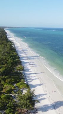 Zanzibar, Tanzanya - kıyıya yakın okyanusun dikey videosu, yavaş çekim