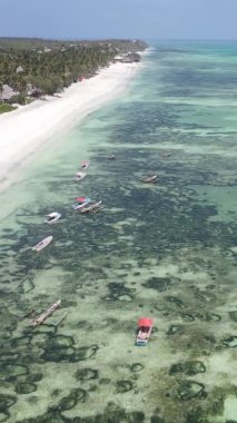 Zanzibar, Tanzanya - kıyıya yakın okyanusun dikey videosu, yavaş çekim