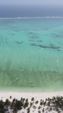 Zanzibar, Tanzanya - kıyıya yakın okyanusun dikey videosu, yavaş çekim