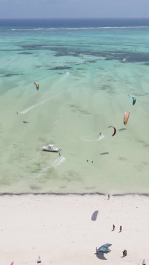 Zanzibar, Tanzanya - kıyıya yakın okyanusun dikey videosu, yavaş çekim