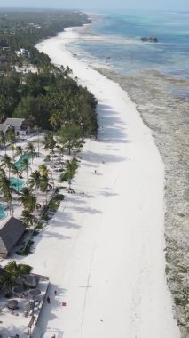 Zanzibar, Tanzanya - kıyıya yakın okyanusun dikey videosu, yavaş çekim