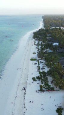 Zanzibar, Tanzanya - kıyıya yakın okyanusun dikey videosu, yavaş çekim