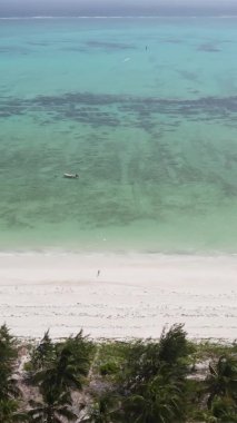 Zanzibar, Tanzanya - kıyıya yakın okyanusun dikey videosu, yavaş çekim