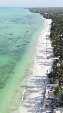 Zanzibar, Tanzanya - kıyıya yakın okyanusun dikey videosu, yavaş çekim