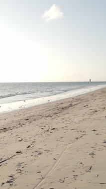 Zanzibar, Tanzanya - kıyıya yakın okyanusun dikey videosu, yavaş çekim