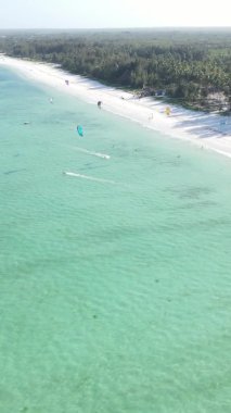Zanzibar, Tanzanya - kıyıya yakın okyanusun dikey videosu, yavaş çekim