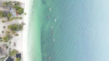 Zanzibar, Tanzanya - kıyıya yakın okyanusun dikey videosu, yavaş çekim