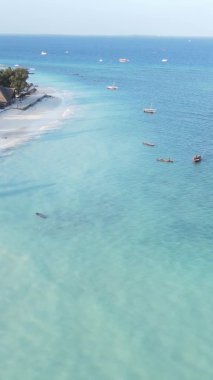 Zanzibar, Tanzanya - kıyıya yakın okyanusun dikey videosu, yavaş çekim